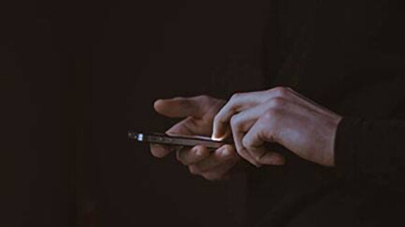 Close-up on the person using the touch screen mobile